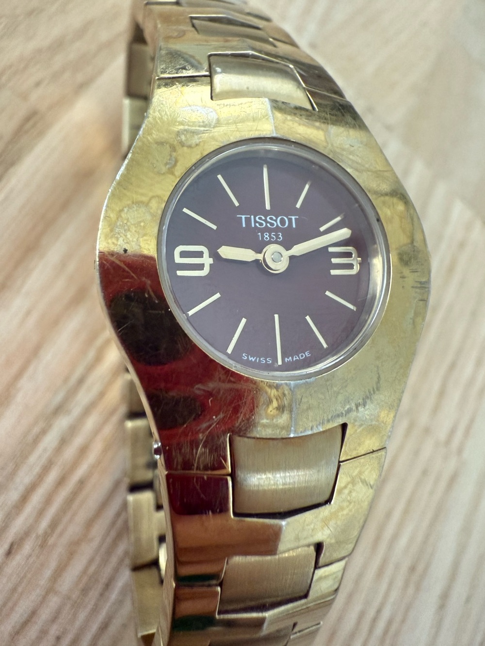 Tissot 1853 ladies round gold tone link bracelet Swiss watch NEW BATTERY